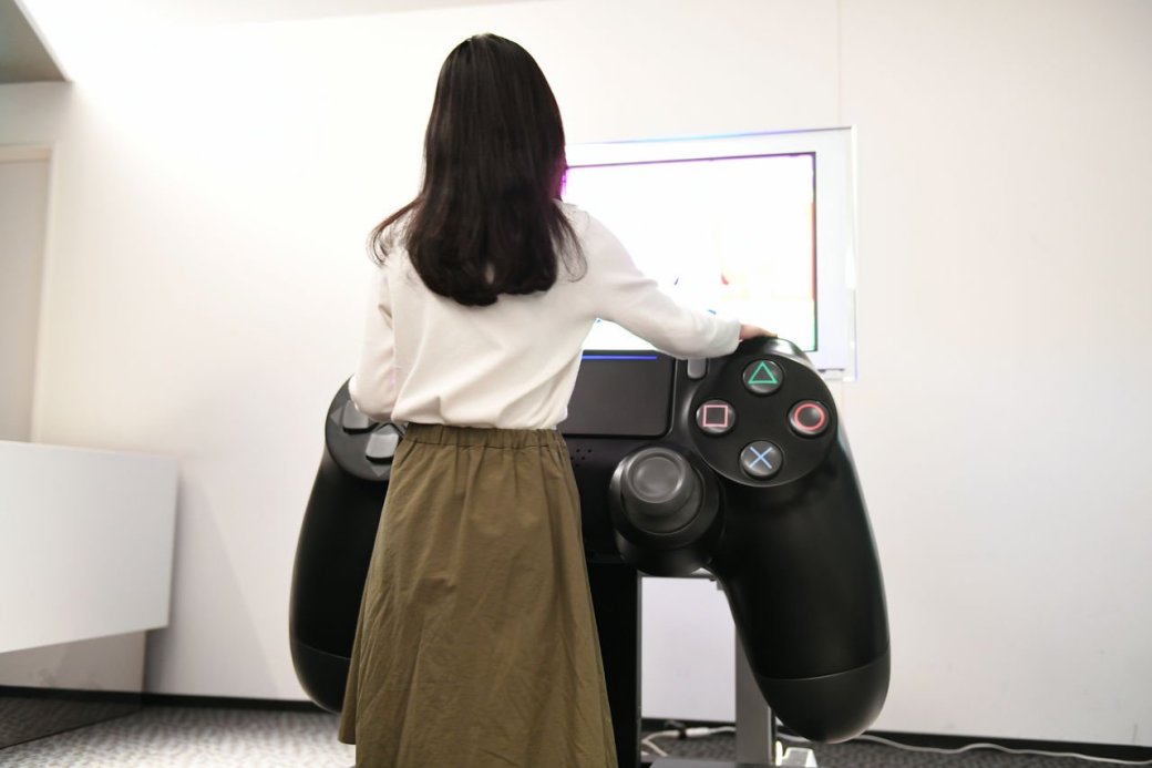 Размерчик что надо! Самый большой контроллер PlayStation 4 в мире - Изображение 1 Размерчик что надо! Самый большой контроллер PlayStation 4 в мире - Изображение 1