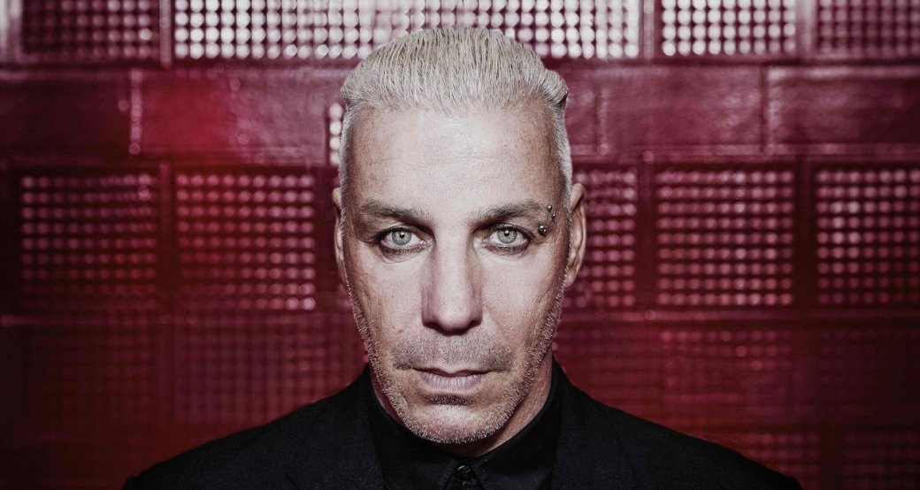 Лидер Rammstein так спешил на московский концерт, что сел за штурвал самолета