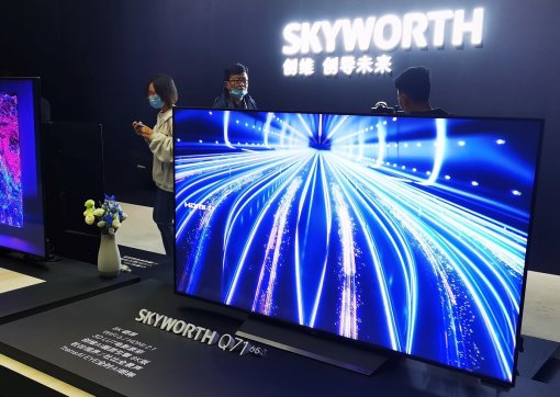 8К-телевизор Skyworth 8K Q71 оснащен выдвижной камерой, HDMI 2.1 и поддержкой Wi-Fi 6