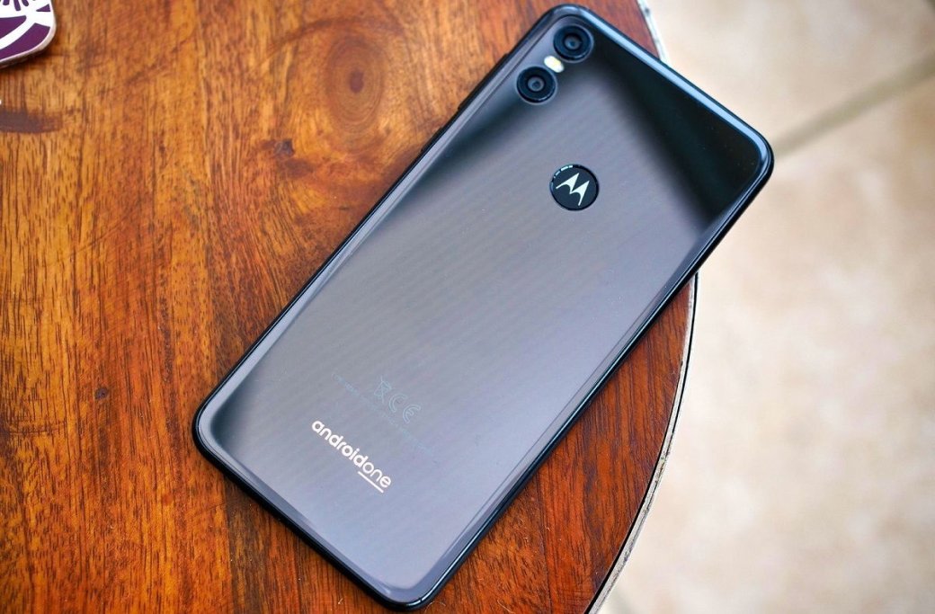 Motorola One Vision на первых рендерах: «дыра» в экране, «чистый» Android и камера на 48 Мп | SE7EN.ws - Изображение 1