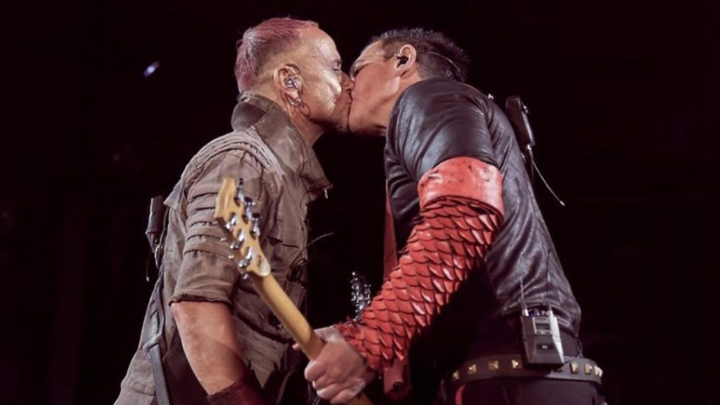 Гитаристы Rammstein поцеловались на концерте в Москве. Милонов уже хочет запретить группу в России!